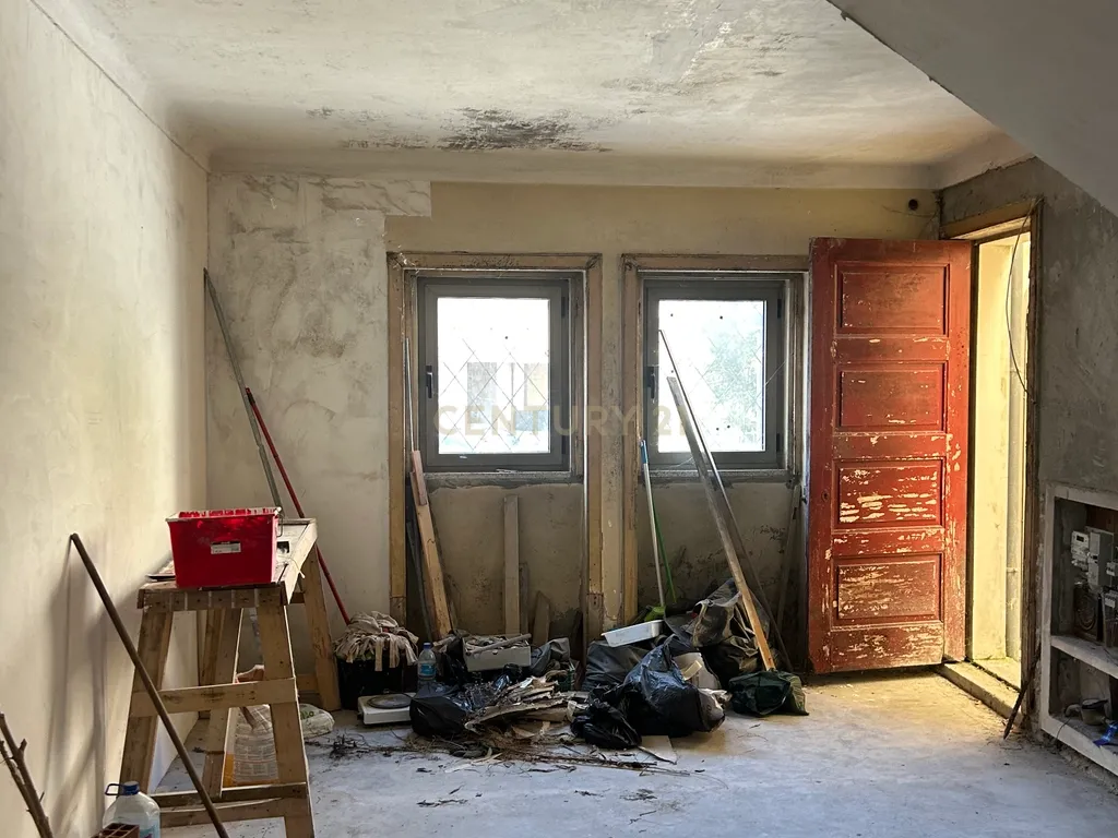 🔥 Moradia para Reabilitação no Porto | Estudo para 7/8 Apartamentos | Excelente Investimento - Image 6