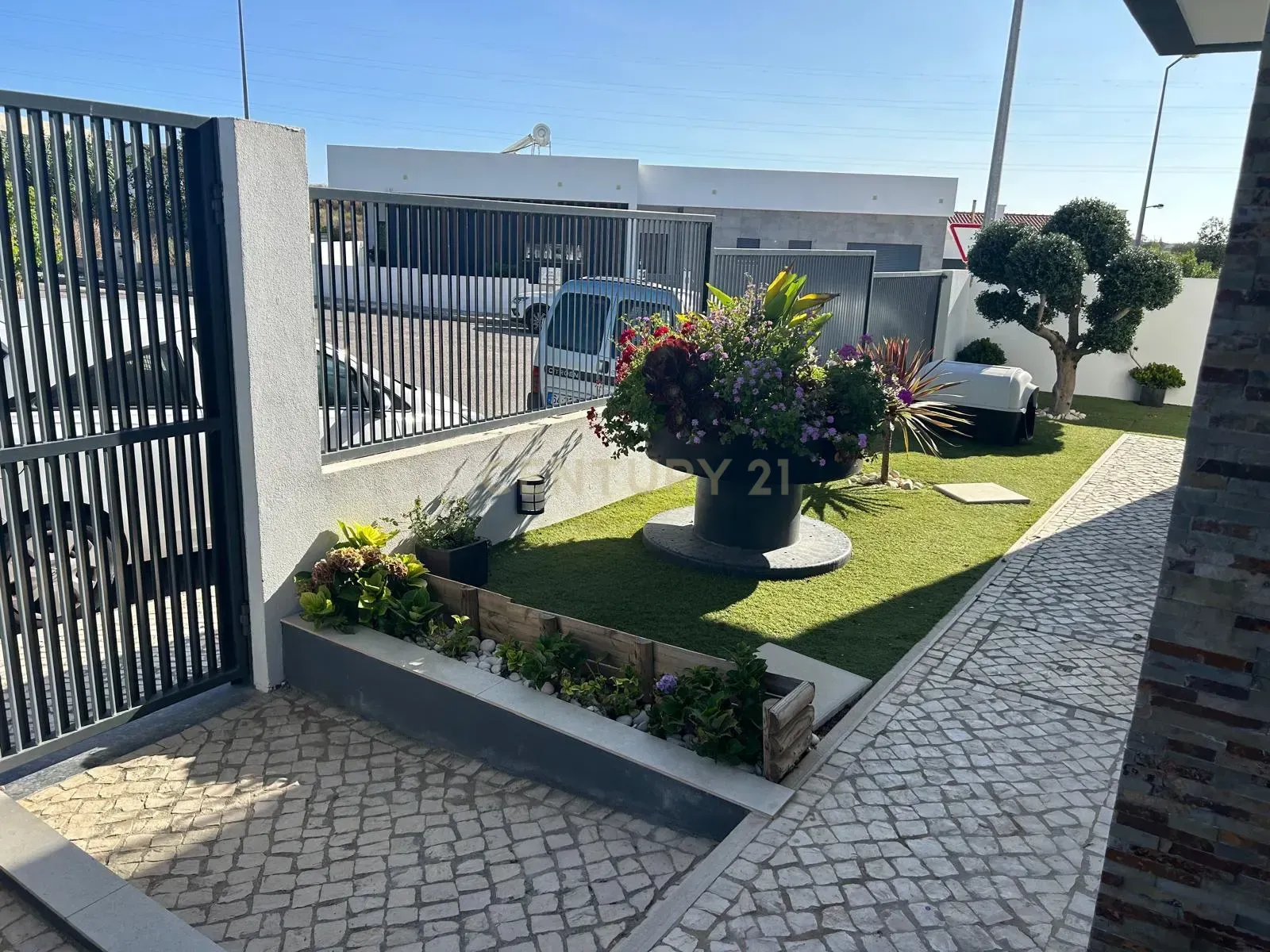 Fotografia 5 de MORADIA ISOLADA na CAPARICA T4 c/ 3 SUITES, PISCINA AQUECIDA e PAINÉIS FOTOVOLTAICOS