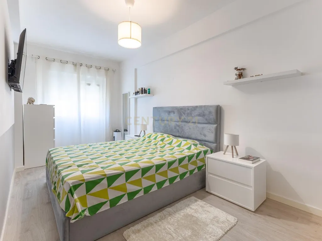 Apartamento Renovado com Vista Mar em Setúbal - Image 13