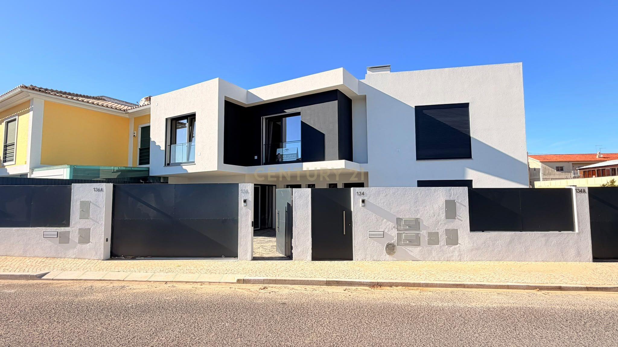 Moderna Moradia V3, com jardim, em São Domingos de Rana, Cascais