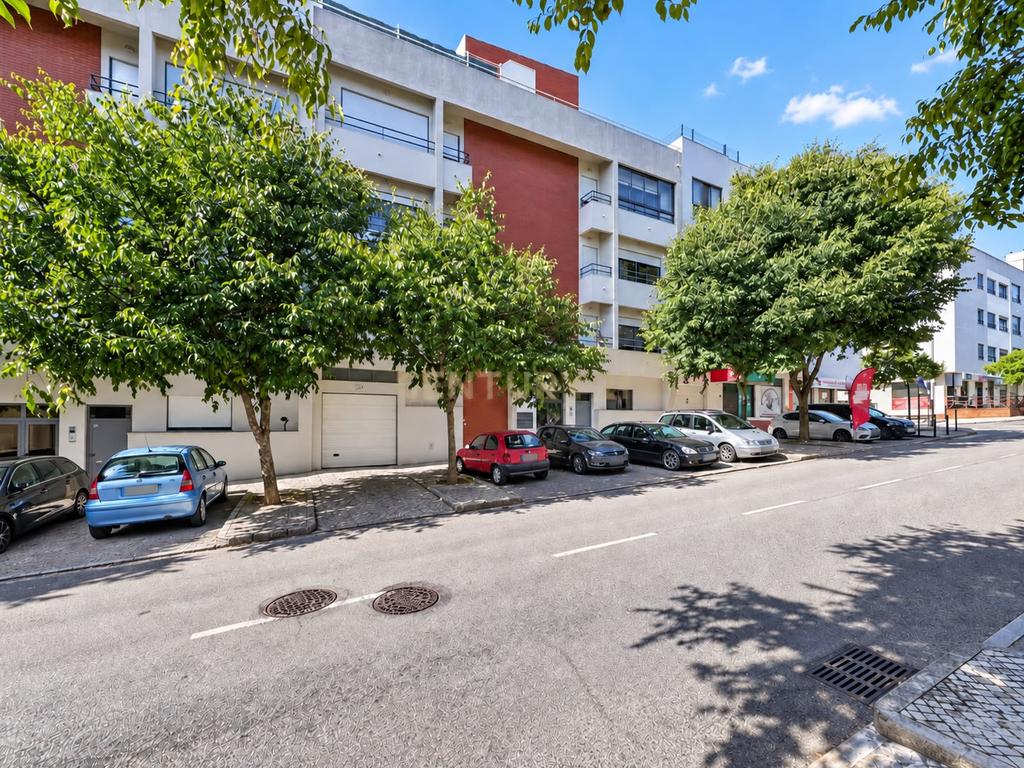 Apartamento T2 com Terraço de 37 m² na Urbanização do Bom Retiro - Image 1