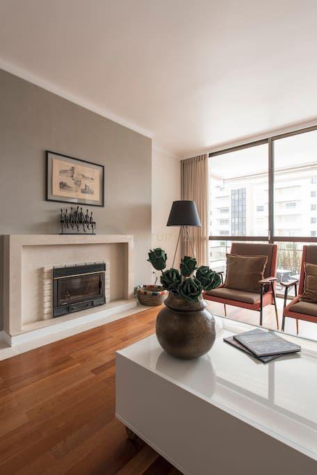 Apartamento T3 Renovado para Arrendamento no Edifício Navegador – Cascais - Image 1