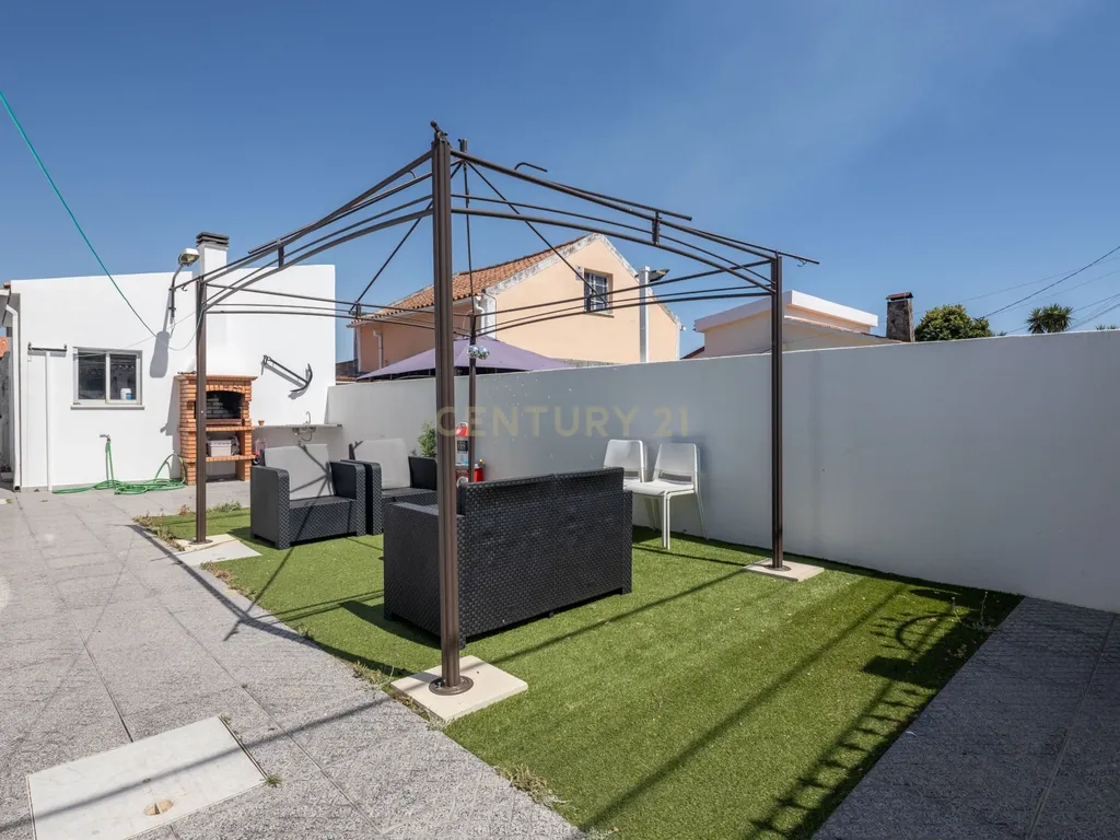 Moradia T4 com Anexo | Garagem Independente | 221 m² de Construção | 10 minutos da praia | Quintinhas | Charneca de Caparica - Image 29