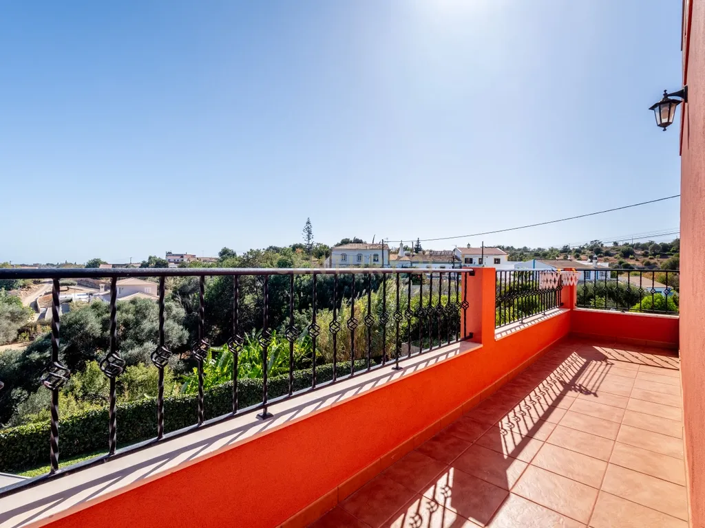 Propriedade com três habitações, piscina aquecida e sauna, num terreno de 10.000 m² - Image 17