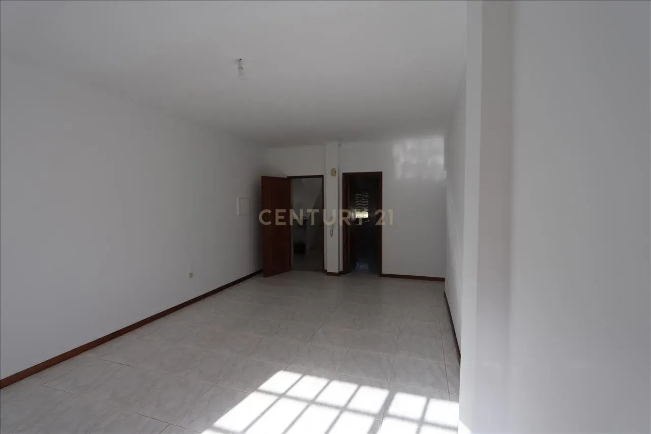 Apartamento T2 com Varanda, na Quinta do Conde - Image 8
