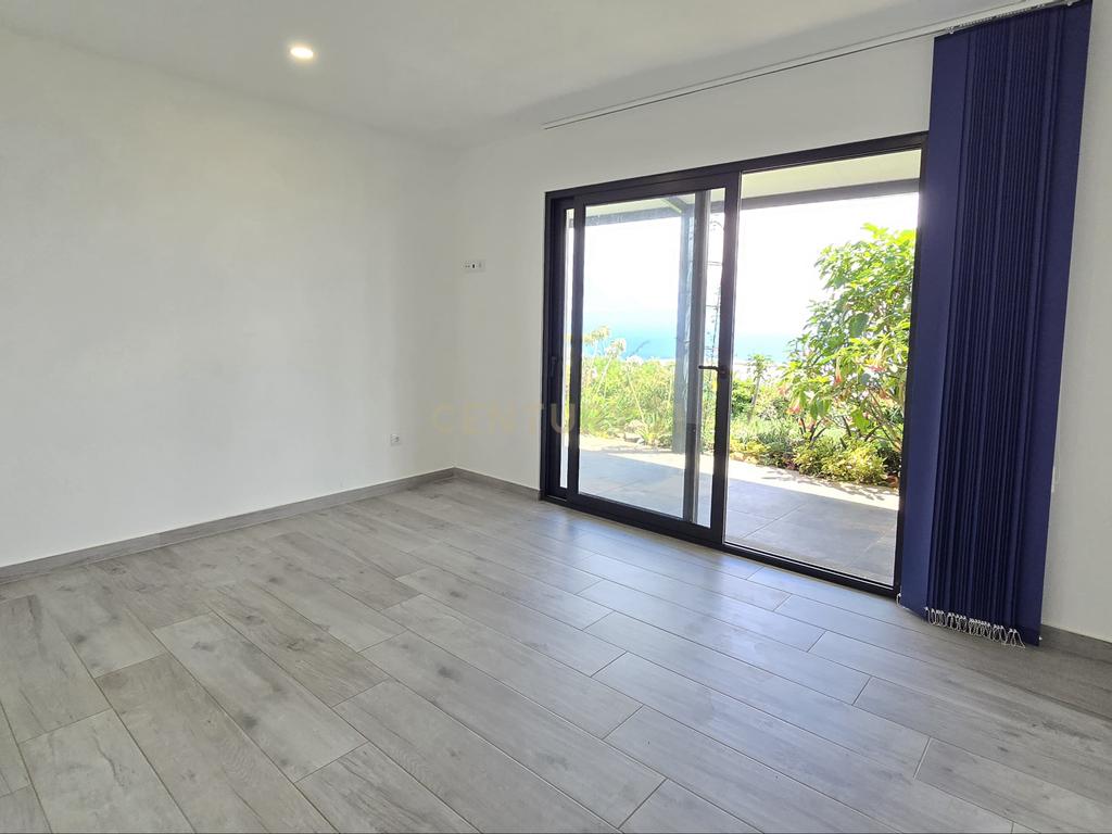 Moderna Moradia T2 com Vista Mar e Piscina na Calheta - Image 14