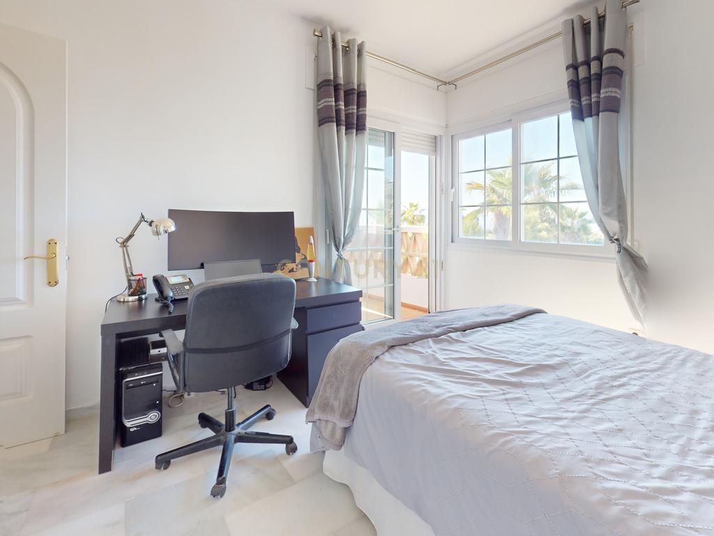 Casa Térrea em Málaga com Jardim e Piscina em Comunidade Fechada - Image 16