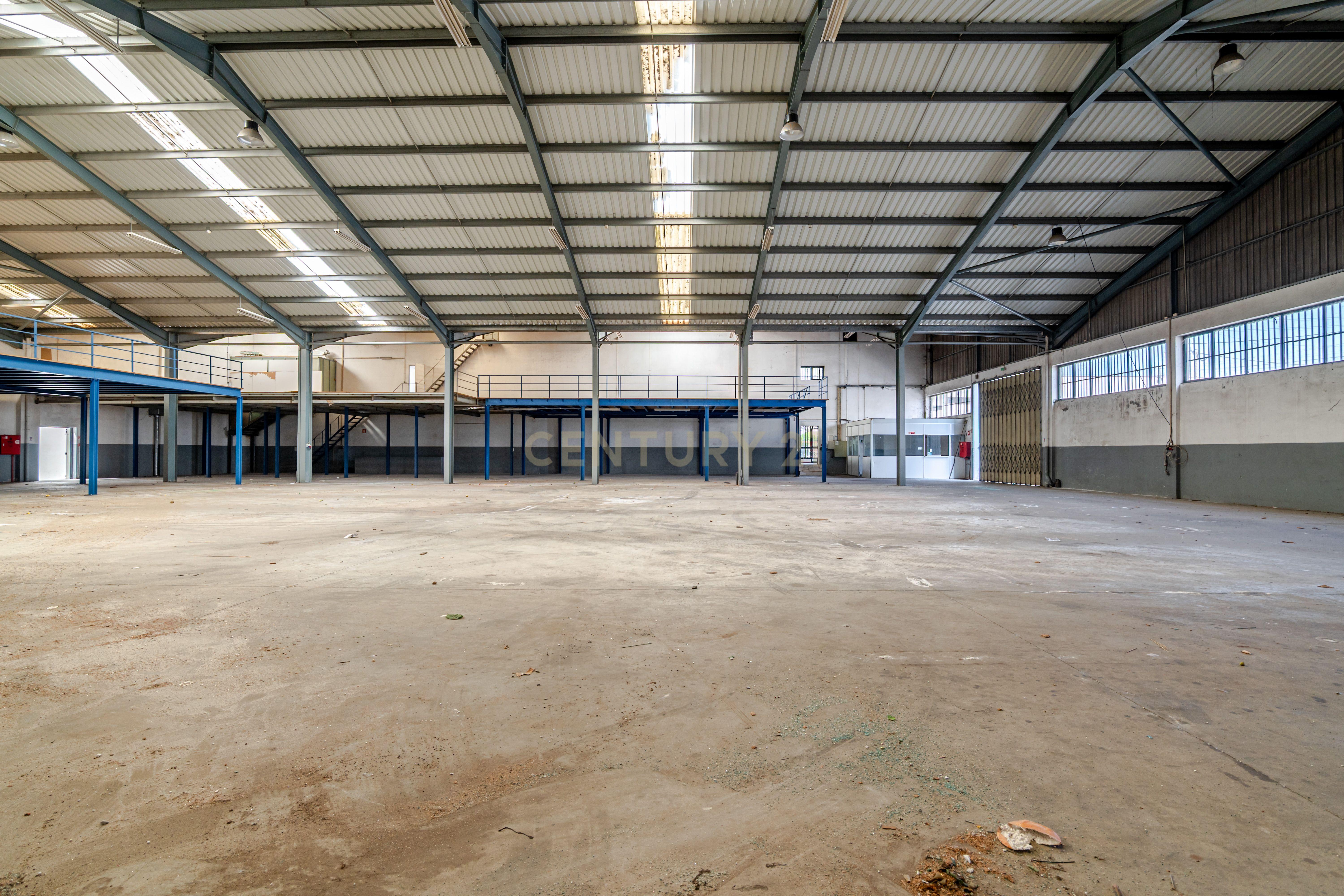 Fotografia 4 de Armazém Gaveto em Grijó/Vila Nova de Gaia com 2.555 m² Zona Industrial com Acessos A1 e A29