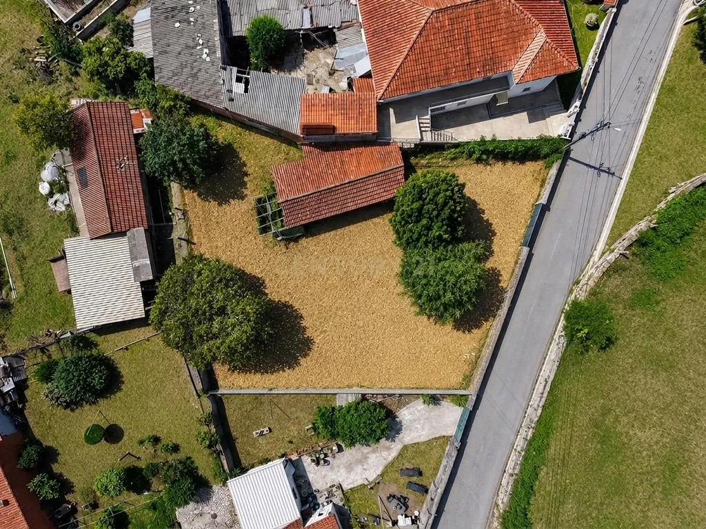 Terreno com Projeto Aprovado para 3 Moradias em Lanheses - Image 1
