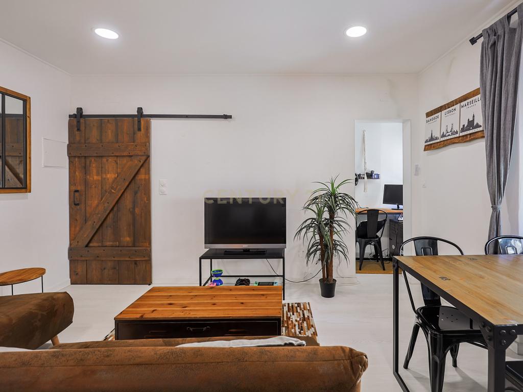 T1 Renovado Rua Capitão Leitão Almada - Arrendamento - Image 3