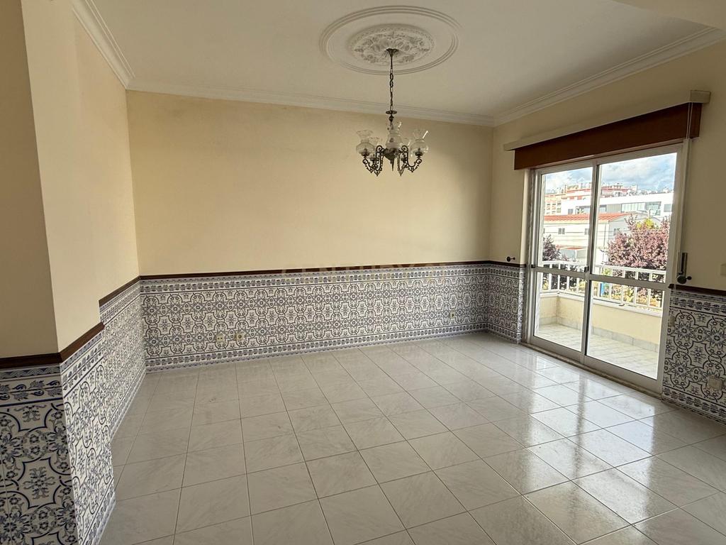 Andar de moradia com 3 quartos para arrendamento em Casal de Cambra - Image 5