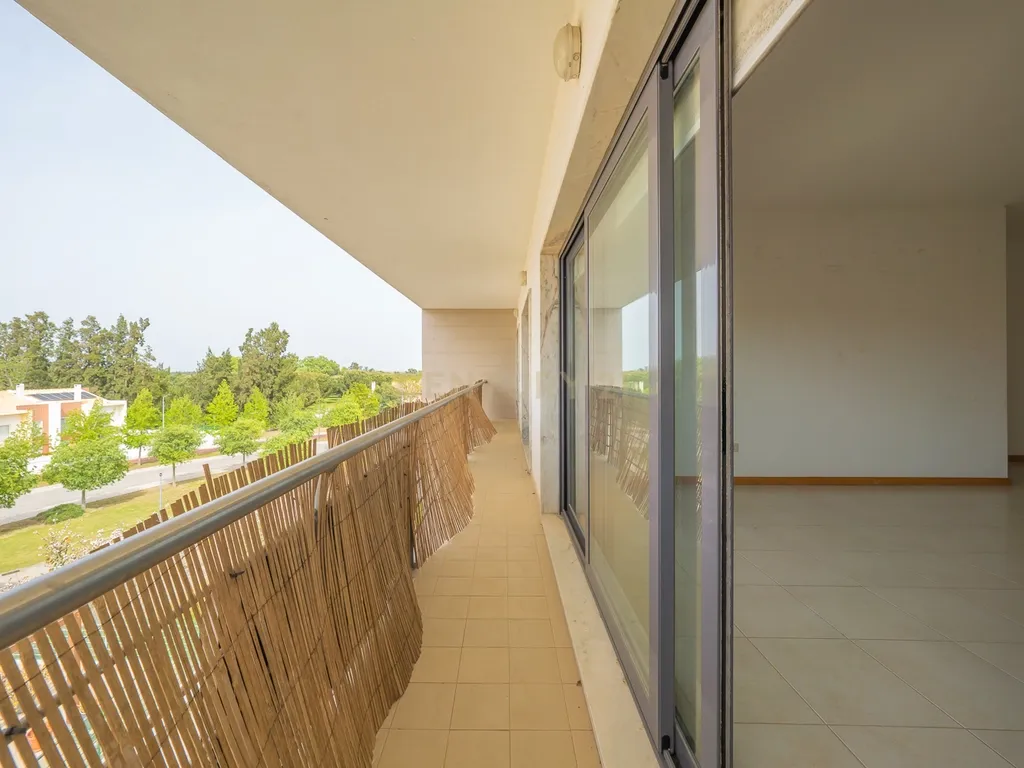 Apartamento T3 com Duas Varandas e Dois Lugares de Estacionamento, na Vila Serena, Pinhal Novo - Image 8
