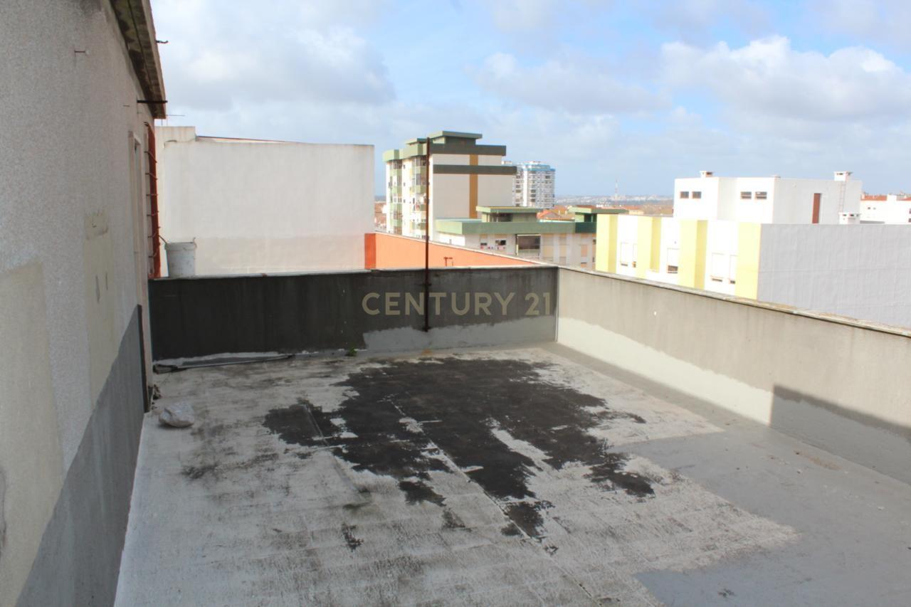 Fotografia 12 de Apartamento T1 com Terraço de 125 m² no Centro do Barreiro