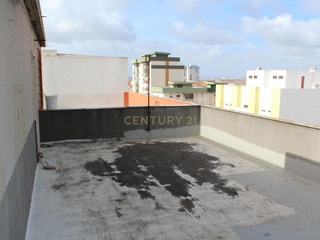 Apartamento T1 com Terraço de 125 m² no Centro do Barreiro - Image 12