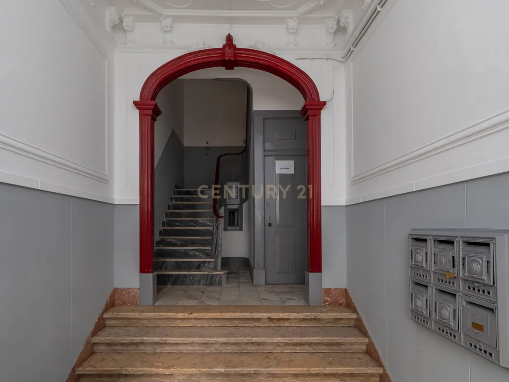 Apartamento Renovado e Mobilado na Av. João Crisóstomo, Lisboa - Image 18