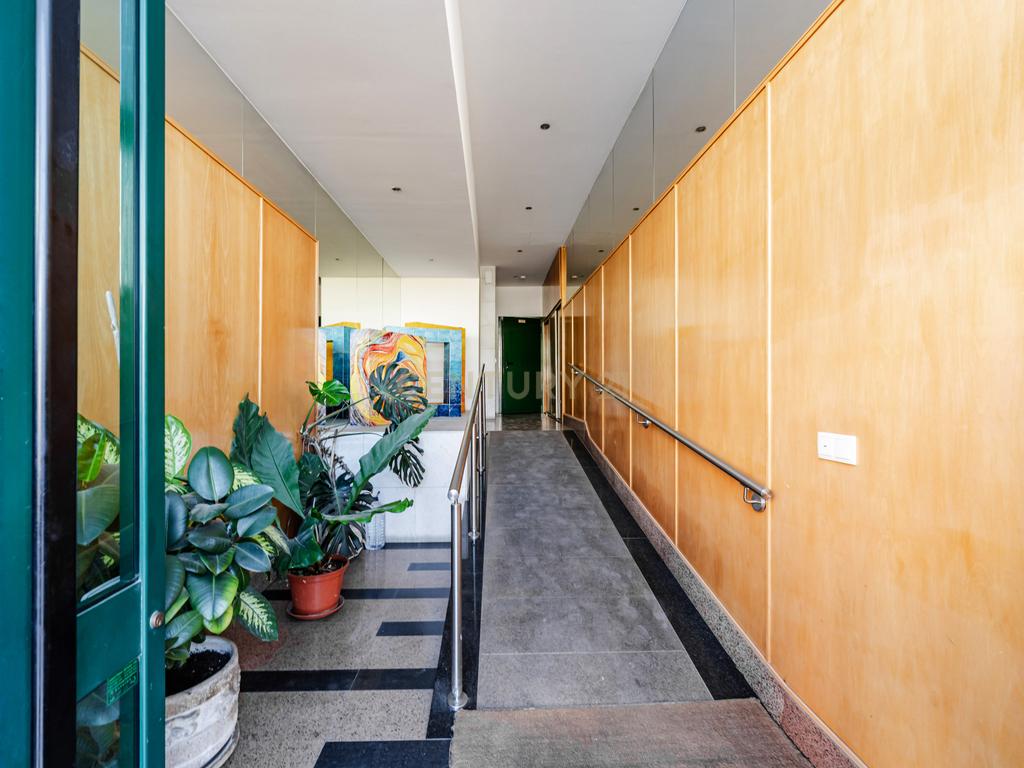 Apartamento T3 com Vista desafogada e parqueamento, no Feijó - Almada - Image 27