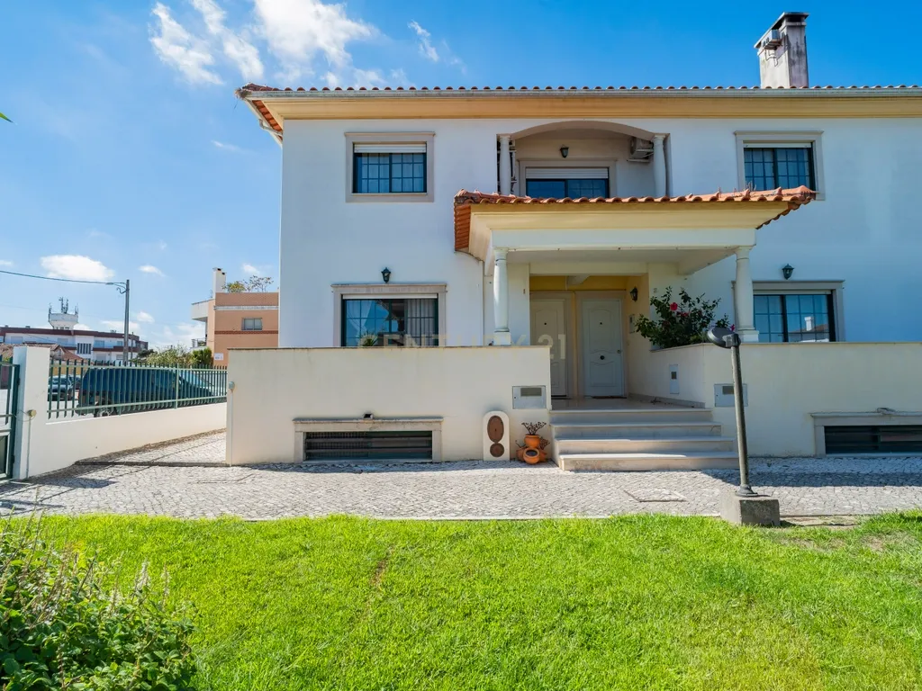 Moradia T3 com piscina em Marinha Grande, Leiria - Image 1