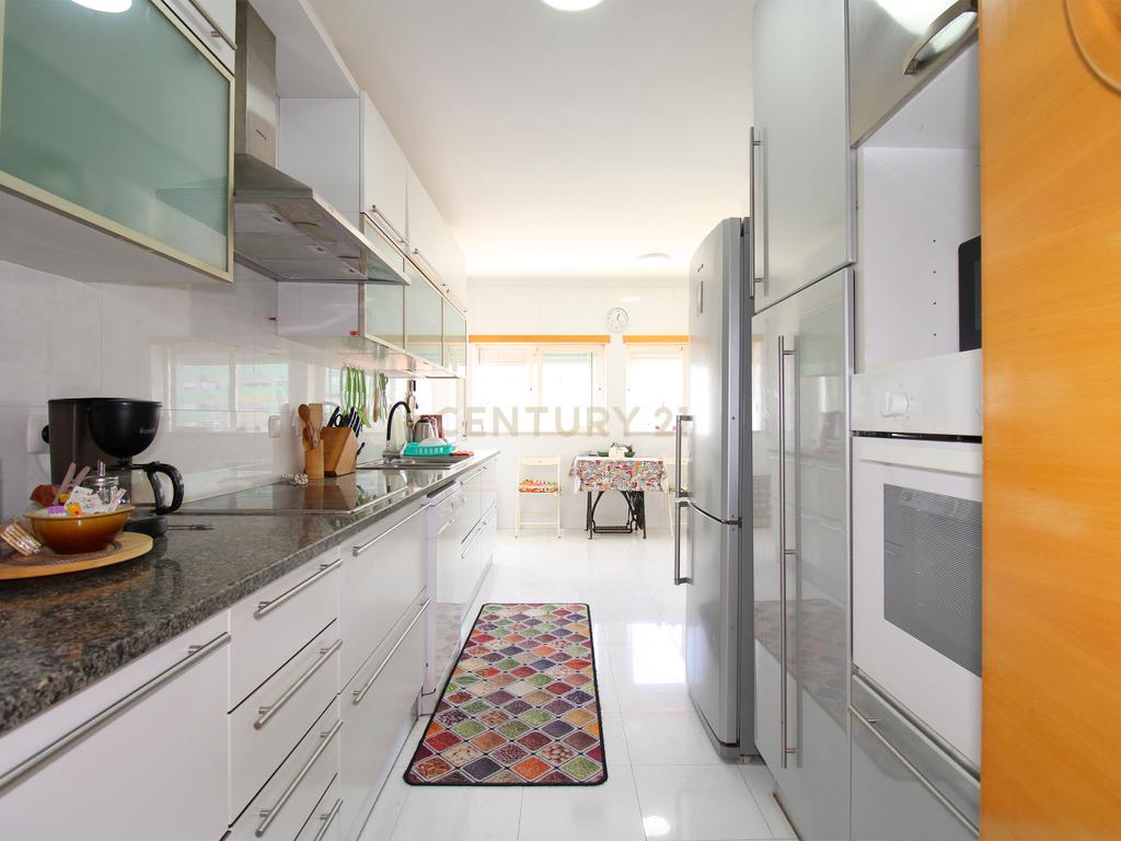 Apartamento T4 com Parqueamento, nas Caldas da Rainha - Image 17