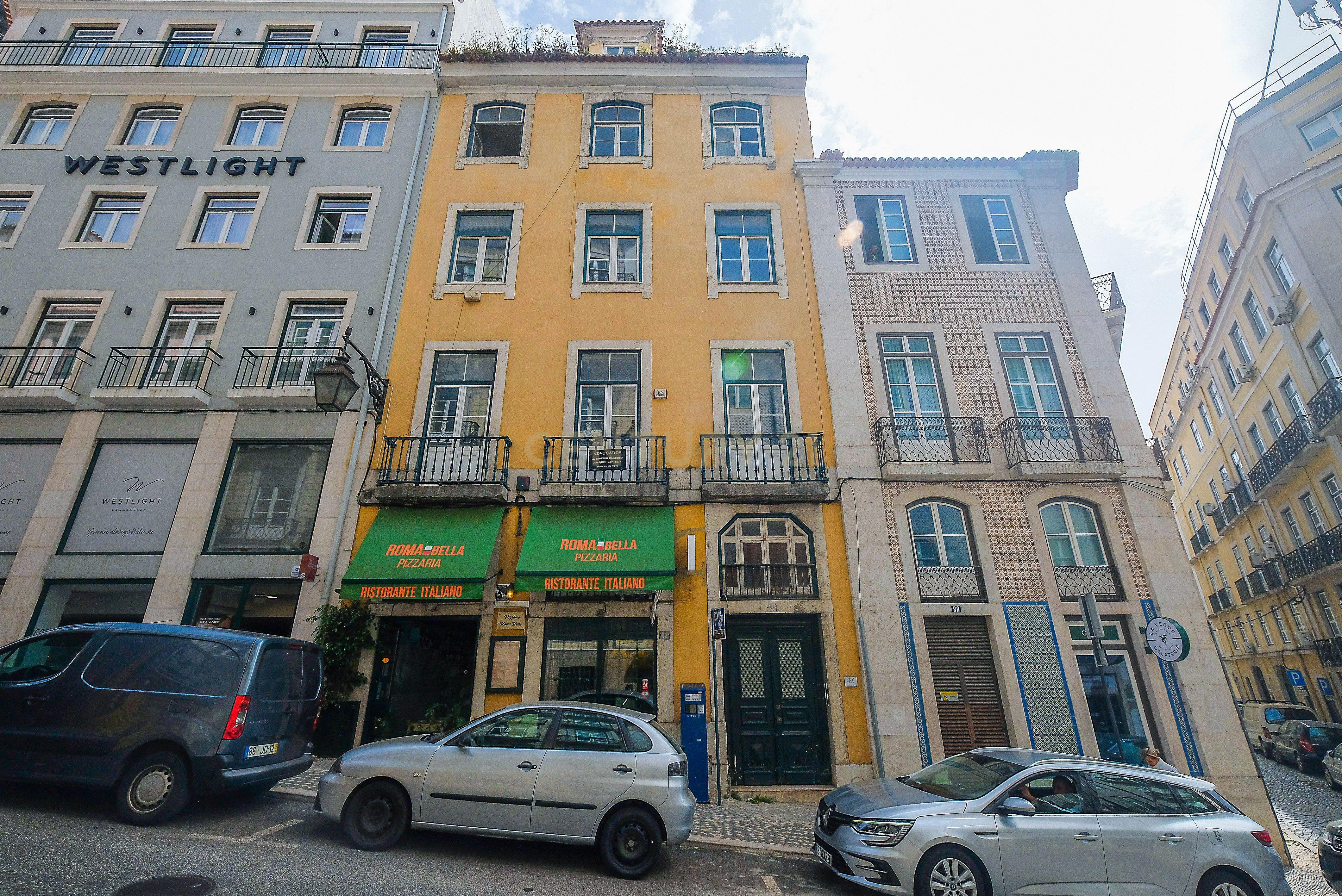 Escritório com 4 Divisões em prédio pombalino na Rua da Madalena N.90, em plena Baixa de Lisboa.  Para Arrendamento.