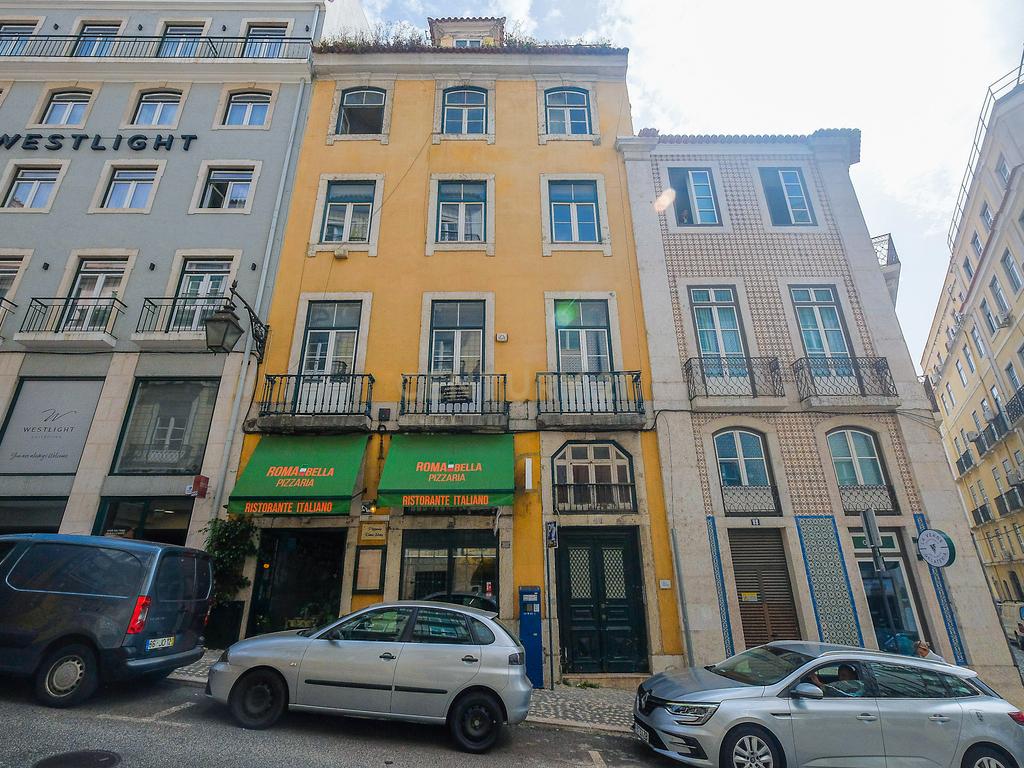 Escritório com 4 Divisões em prédio pombalino na Rua da Madalena N.90, em plena Baixa de Lisboa. Para Arrendamento. - Image 1