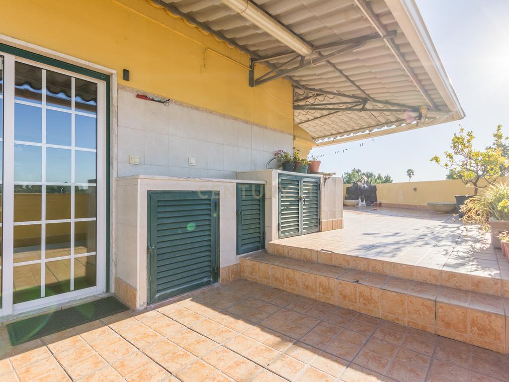 Quinta do Conde/ Courelas da Brava - Moradia isolada, legalizada, inserida em lote de 528m2, com habitação no 1º andar e oficina no r/c. - Image 18