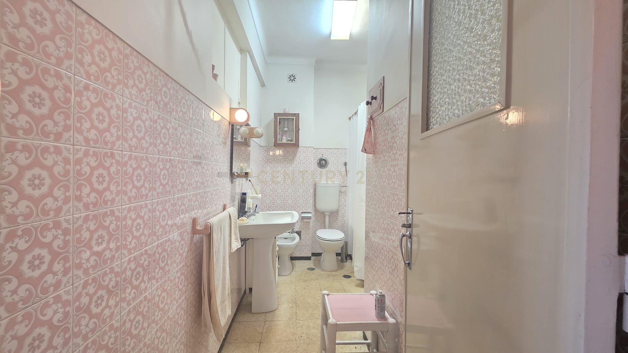 Fotografia 10 de Apartamento T2 com 90 m² e varanda, a 1 minuto das Portas de Benfica — Excelente potencial