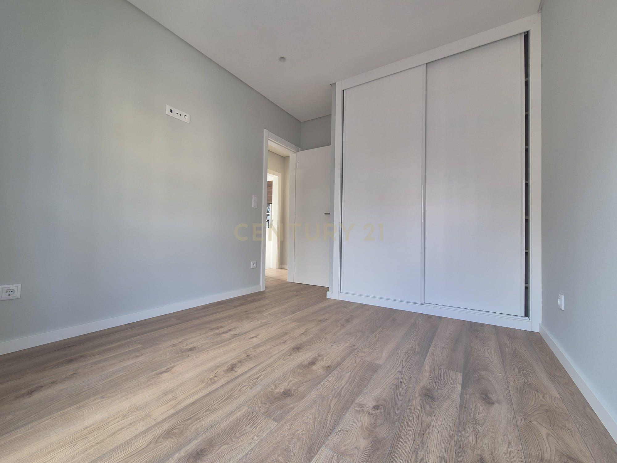 Fotografia 5 de T2 totalmente remodelado com 79m2 em prédio remodelado– Amadora – 5min a pé da Estação CP