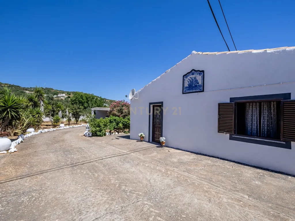 Encantadora Moradia com 7 Divisões em Parragil Loulé com Vista Campestre - Image 28
