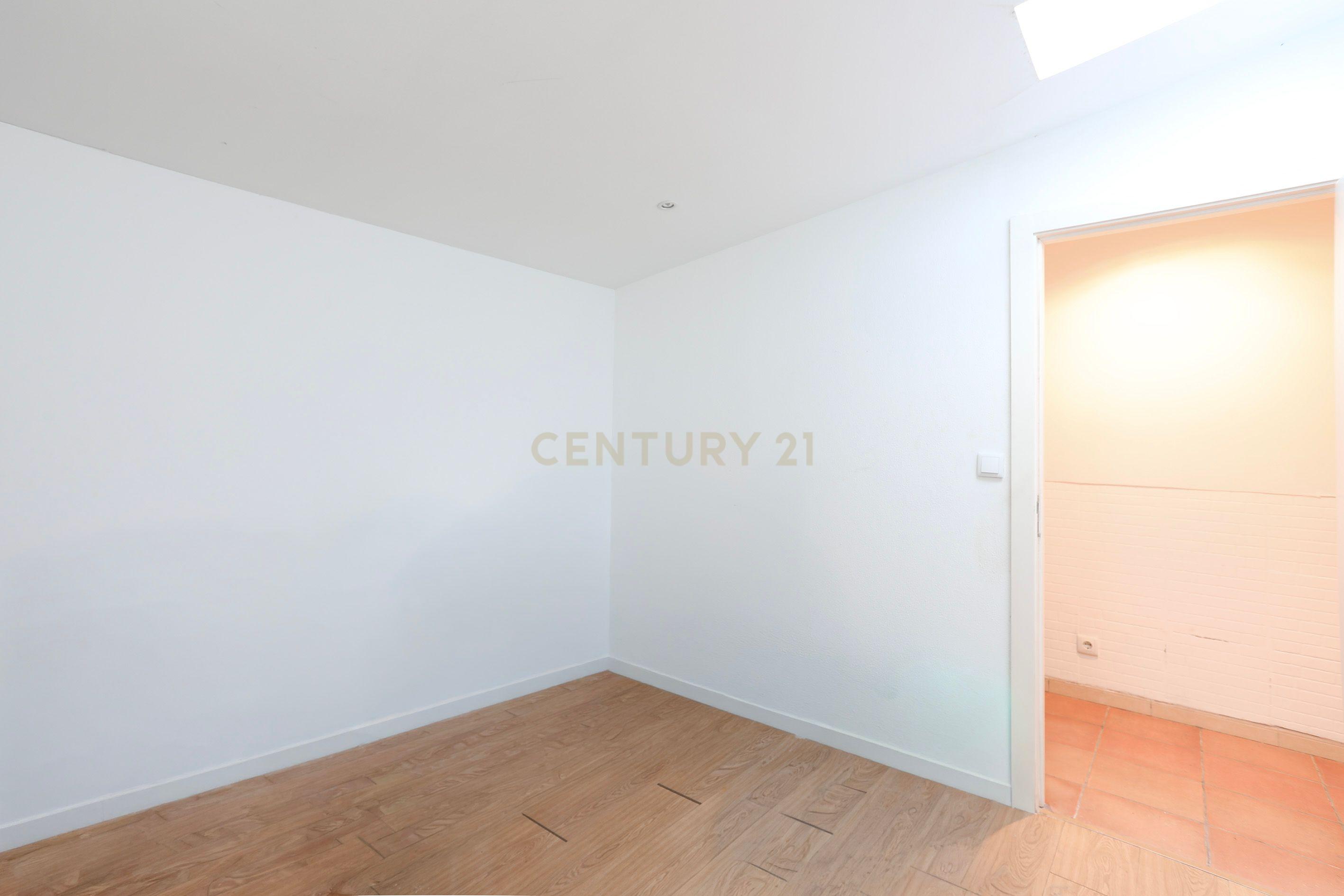 Fotografia 7 de T1+2 com Logradouro Aproveitado | Excelente Oportunidade de Investimento em Marvila