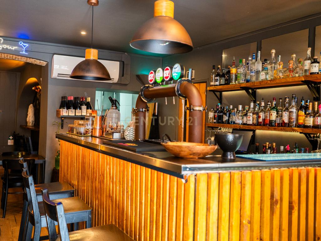 Restaurante Pronto a Funcionar na Emblemática Rua da Bica – Uma Oportunidade Única no Coração de Lisboa - Image 1