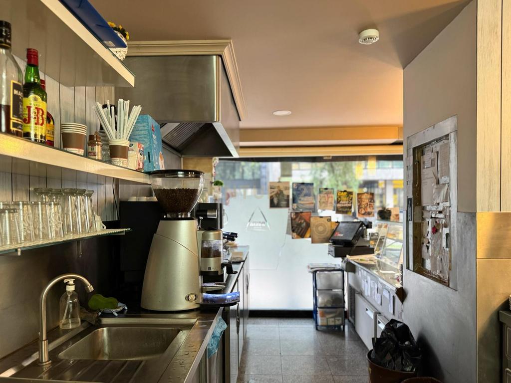 Café/Restaurante com 2 Armazéns e Loja Independente na Av. da República, Gaia - Image 15