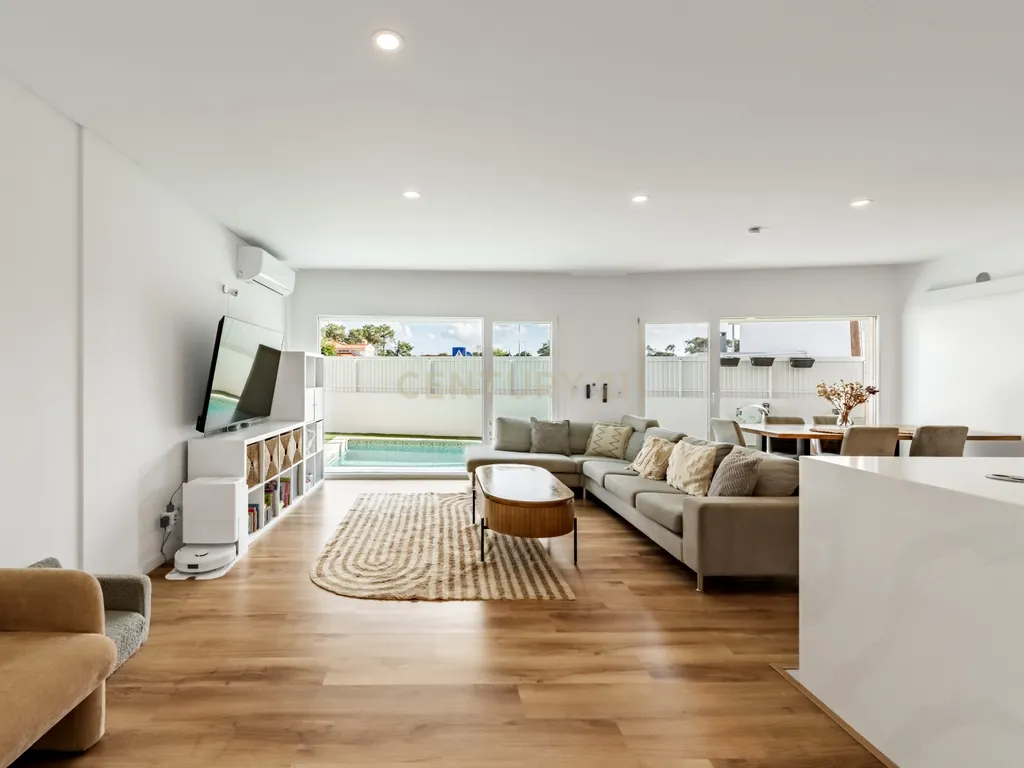 Moradia T4 Contemporânea com piscina, na Aroeira, perto do golf e praias - Image 15