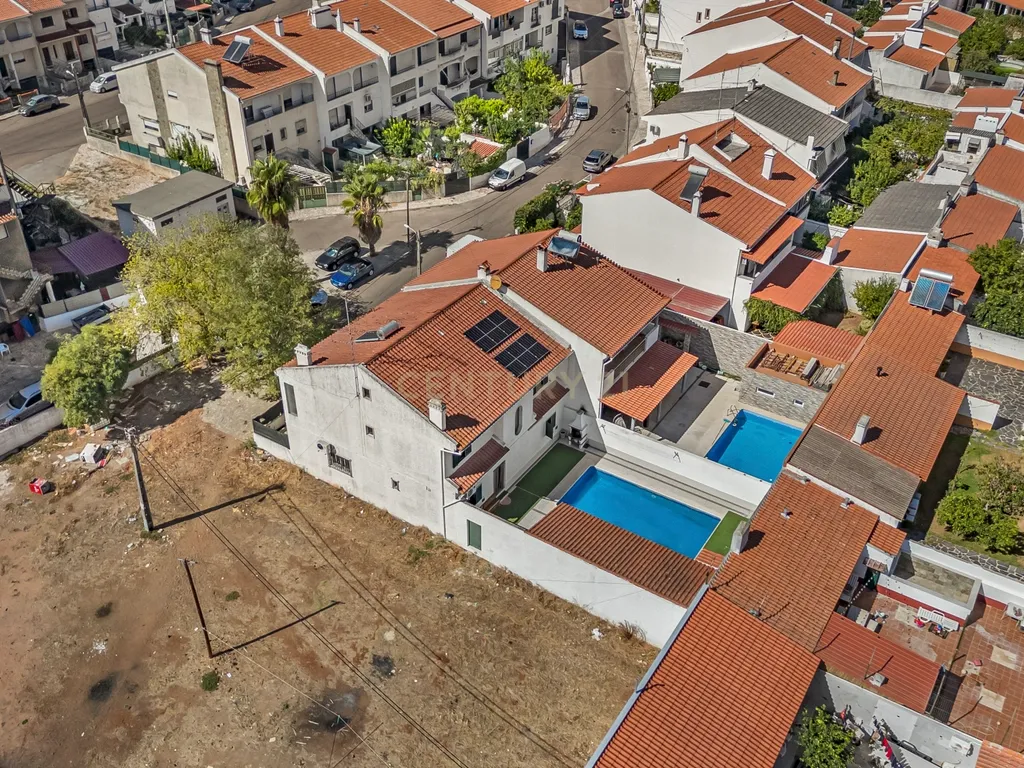MORADIA T5 COM GARAGEM E PISCINA, 327 M² DE TERRENO PARA USUFRUIR - Image 57