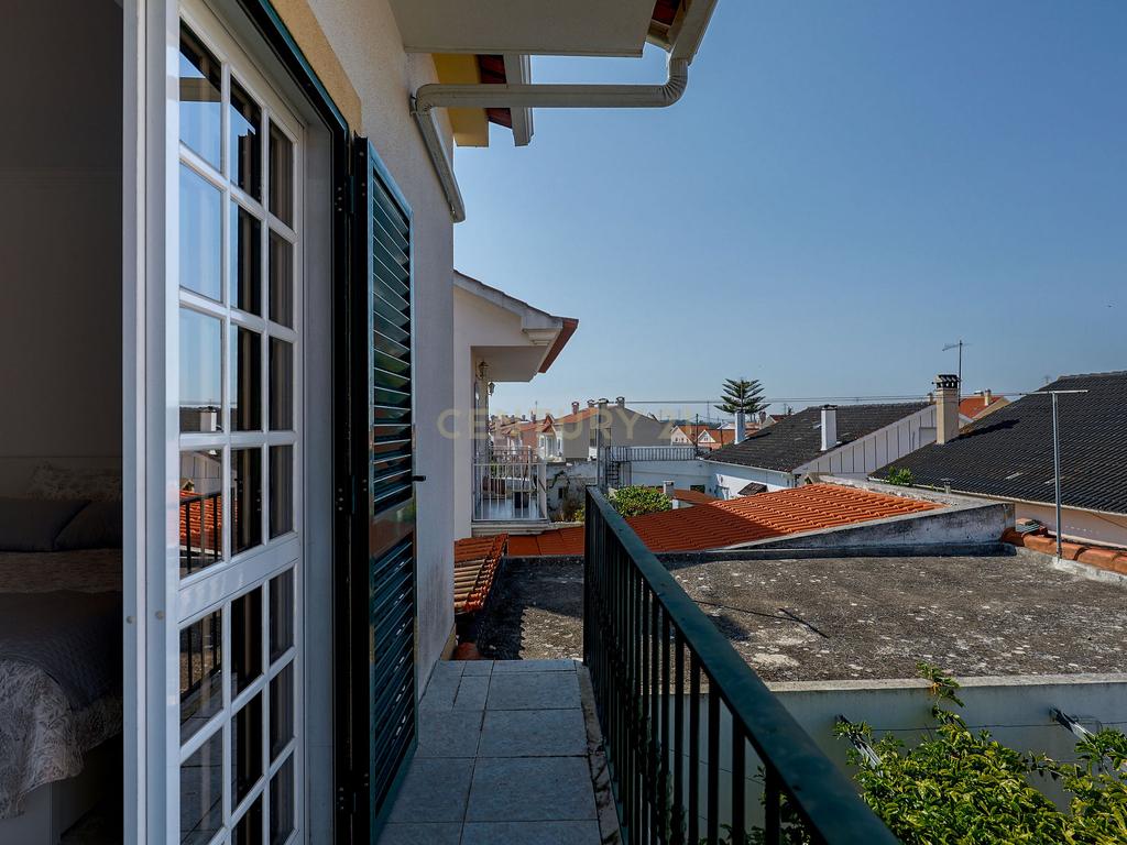 Moradia T3 com Garagem, Espaço Exterior e Sótão Aproveitável na Quinta do Conde - Image 22