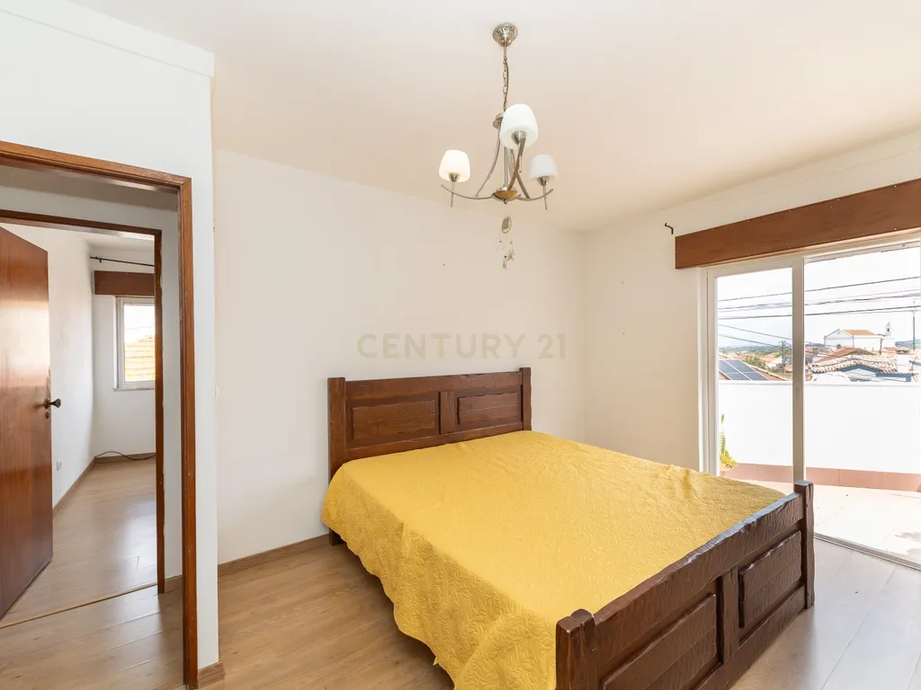 Moradia T3 na Quinta do Anjo com Vista Panorâmica e Garagem - Image 29