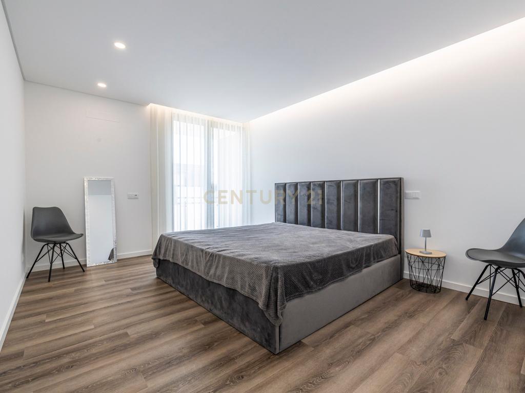 Moradia T4 Moderna com Piscina Aquecida e Jacuzzi a 15 Minutos da Praia - Image 23