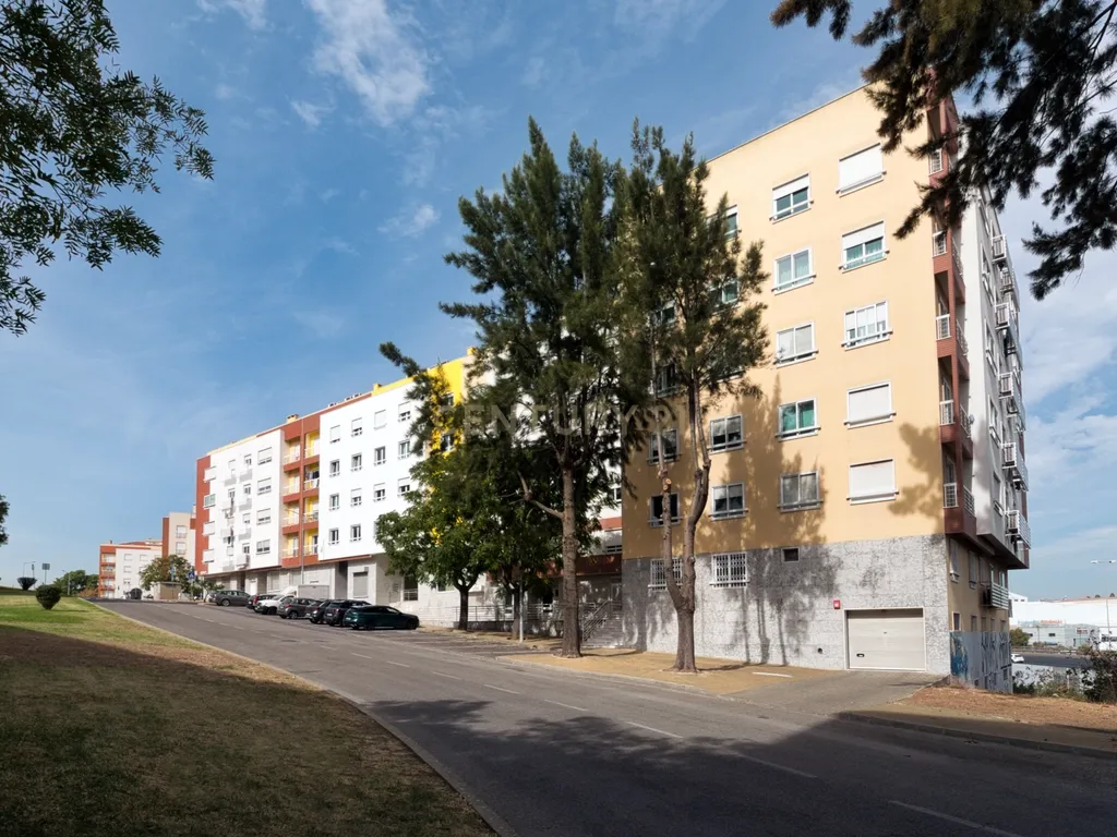 T3 espaçoso e luminoso no coração de Prior Velho - Image 22