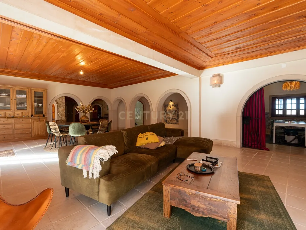 Fabulosa Quinta com lote de terreno de 22.381 m2, onde se encontra inserida uma moradia composta por dois pisos, com uma área bruta de 623 m2, uma área útil de 304 m2 e uma área bruta dependente de 319 m2, localizada em Santo Isidro de Pegões, na zona de Pegões, a pouca distância das belas praias de Setúbal. - Image 14