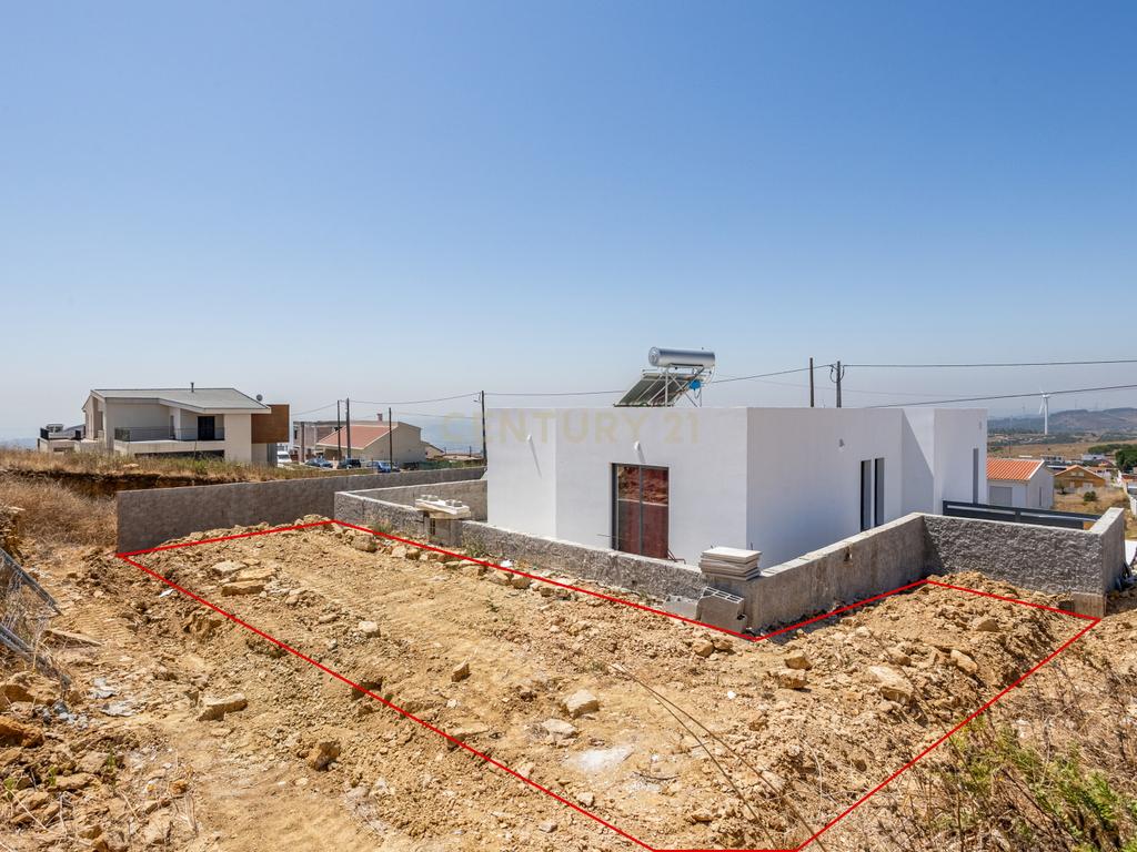Moradia T3 Nova com vista desafogada em  Vialonga - Image 32