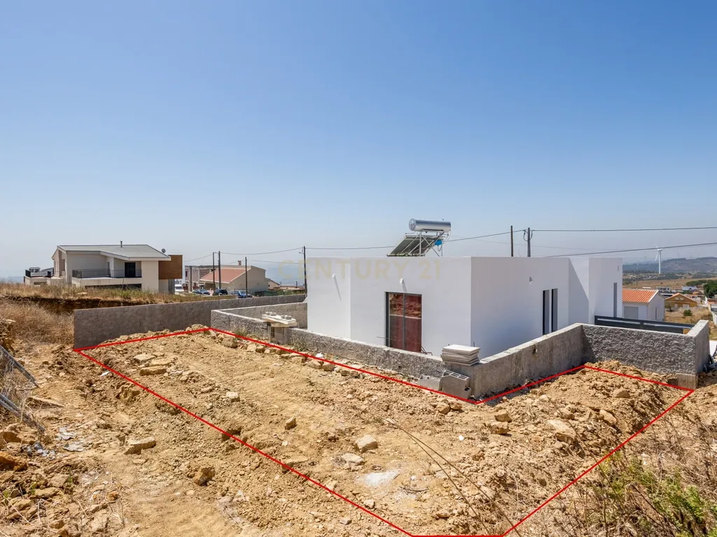 Moradia T3 Nova com vista desafogada em Vialonga - Image 32
