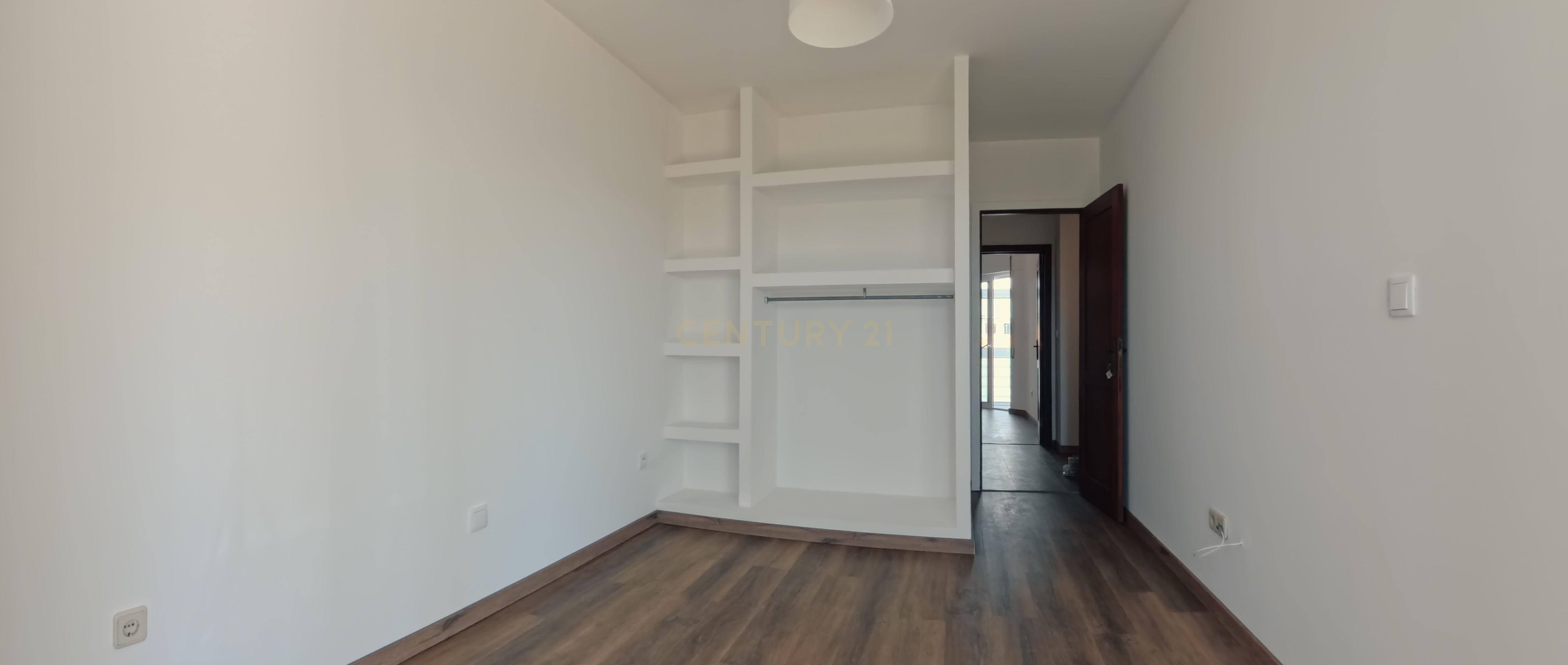 Fotografia 6 de T2 Renovado com Garagem Fechada e 2 Varandas — Palmeira de Faro, Esposende
