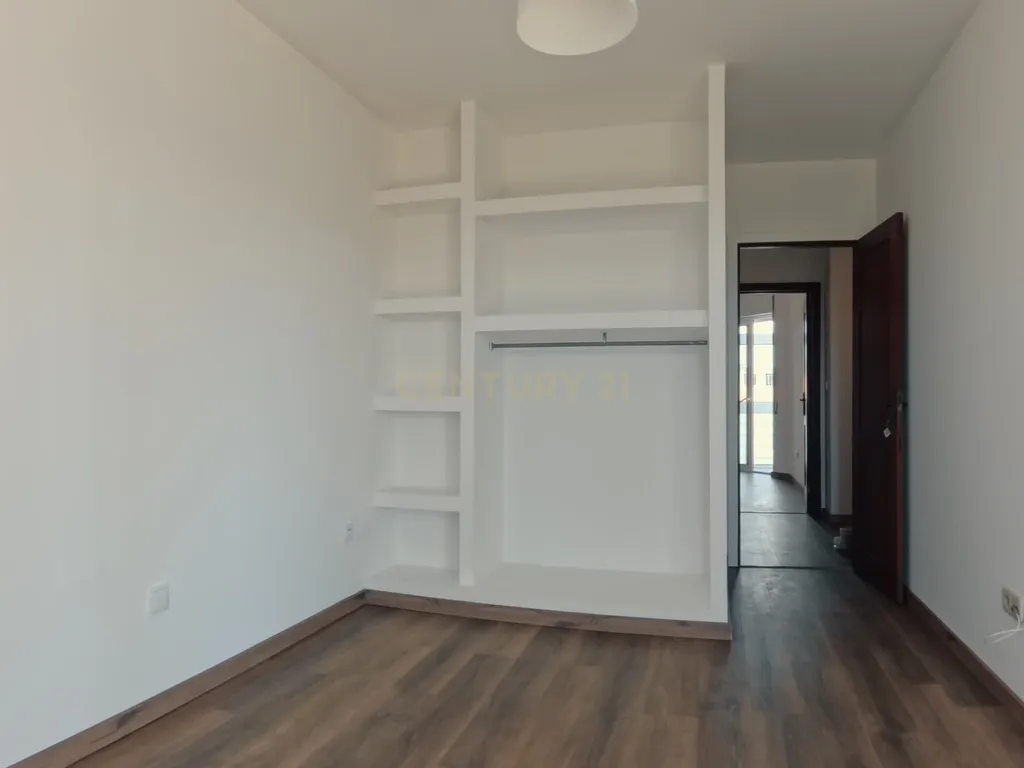 T2 Renovado com Garagem Fechada e 2 Varandas — Palmeira de Faro, Esposende - Image 6