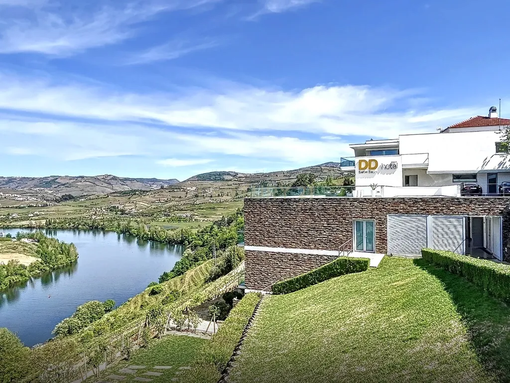 Hotel DD uma "varanda" para o rio Douro, integrado numa quinta no coração do Alto Douro Vinhateiro, perto do Peso da Régua, Portugal - Image 1