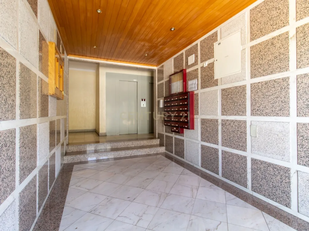 Apartamento T2 com suíte, varandas e garagem-  Cacém - Image 19