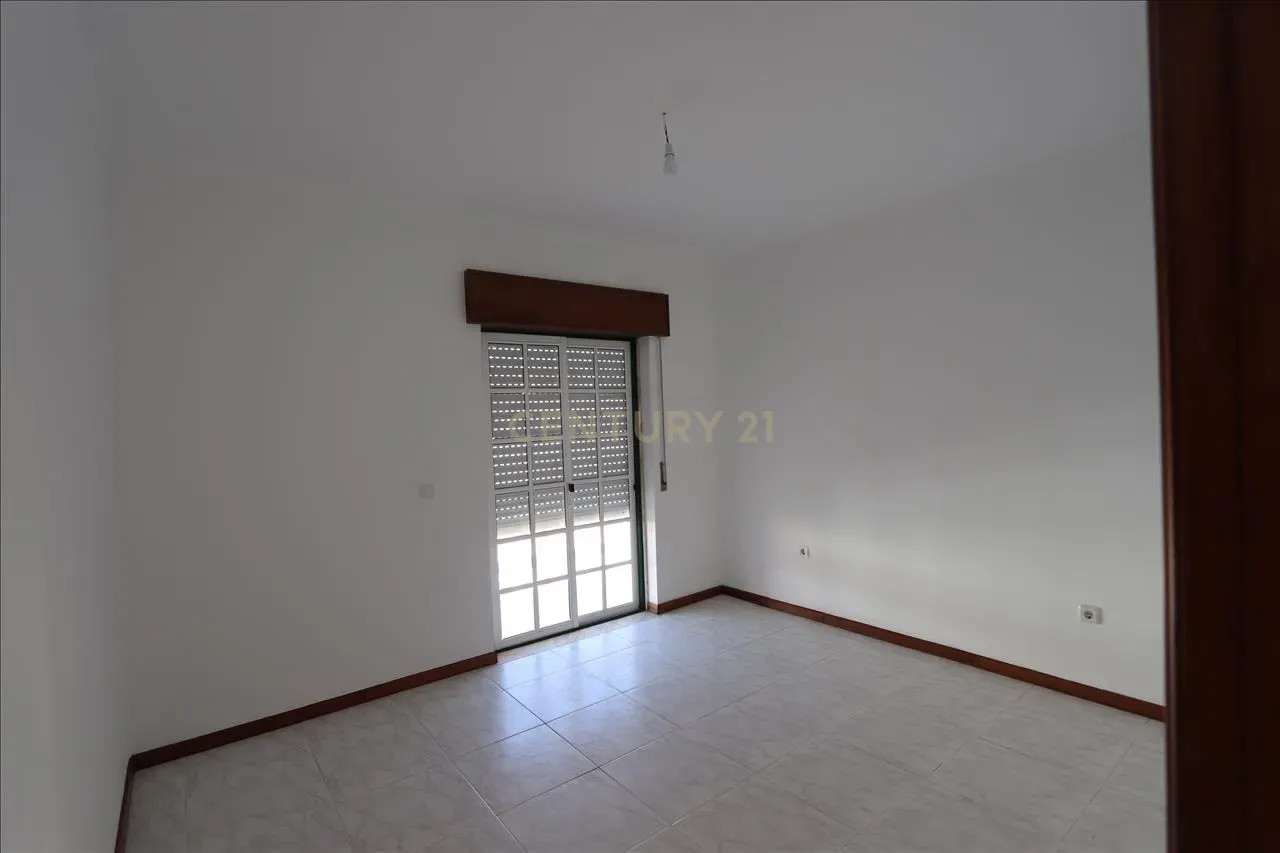 Apartamento T2 com Varanda, na Quinta do Conde - Image 13