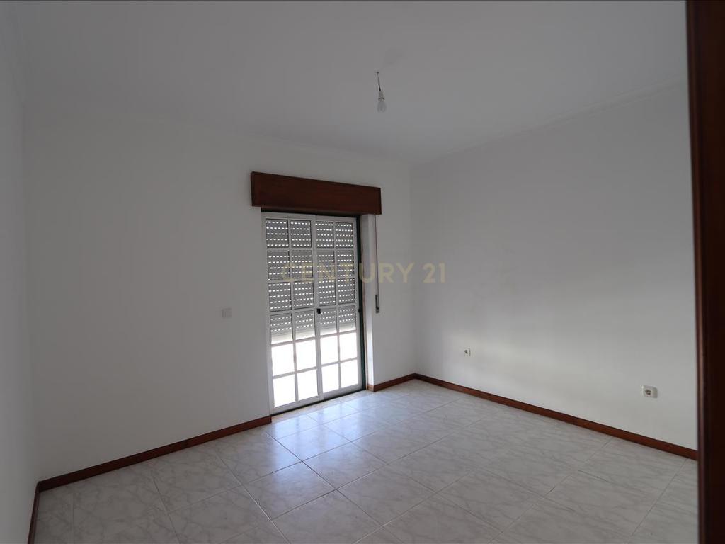 Apartamento T2 com Varanda, na Quinta do Conde - Image 13