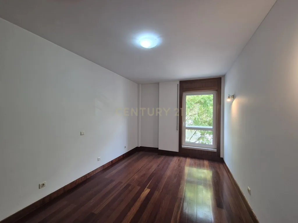 Espaçoso Apartamento T4 no Parque das Nações, Lisboa, com Garagem - Image 20