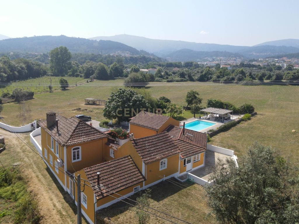 Moradia T7 tradicional em bom estado com varanda coberta, pátio, piscina, terraço coberta, vistas boas e jardim numa localização sossegada perto do centro de Arganil e o rio Alva - Image 1