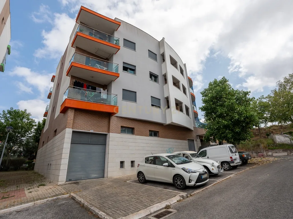 Apartamento de tipologia T3, com 2 varandas, 2 WC e box para 4 viaturas, situado no Jardim da Amoreira - Ramada em Odivelas. - Image 47