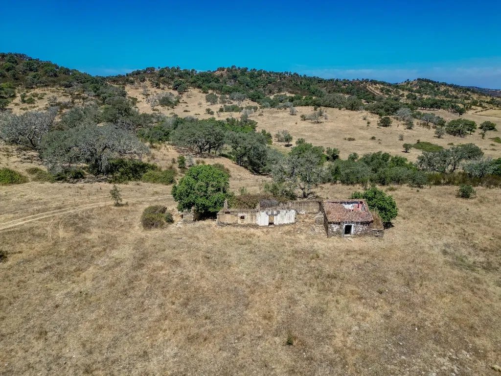 Herdade com 59,225 ha , 687m2 urbano, nascente de água, em Colos, Odemira - Image 33